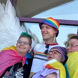 Vier Menschen lachen in eine Kamera geschminkt beim CSD Bremerhaven