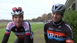 Zwei Cyclocrosser im Interview auf der Galopprennbahn.