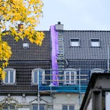 Ein Hausdach wird repariert. 