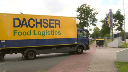 Ein Lkw des Logistik-Konzerns Dachser fährt auf einen Hof vor.