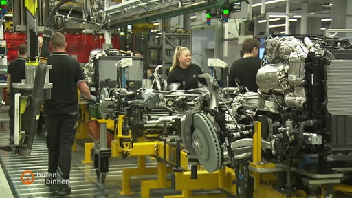 Eine Frau am Fließband bei Daimler.