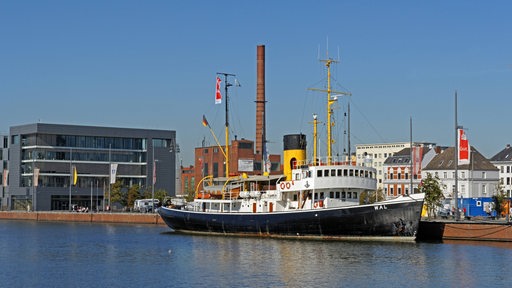 Dampfschiff Wal in Bremerhaven anliegend am Hafen.