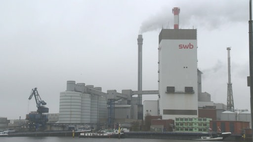 Das Dampfkraftwerk in Hastedt. Rauch kommt aus den Schornsteinen und der Himmel ist grau.