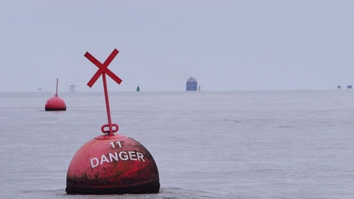 Eine Boje auf See mit der Aufschrift "Danger". 