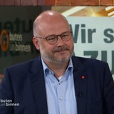 Der Bezirksleiter der IG Metall Küste Daniel Friedrich im buten un binnen Studio. 