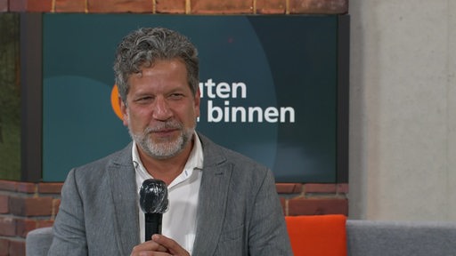 Der Leiter des Landesfilmarchivs Bremen Daniel Tilgner im Interview bei buten un binnen.