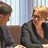 Niedersachsens Innenministerin Daniela Behrens im Gespräch mit Lilienthals Bürgermeister Kom Fürwentsches.