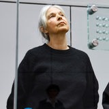 Daniela Klette steht im Oberlandesgericht Celle im Gerichtssaal neben ihrer Rechtsanwältn Undine Weyers.