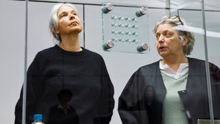 Daniela Klette steht im Oberlandesgericht Celle im Gerichtssaal neben ihrer Rechtsanwältn Undine Weyers.