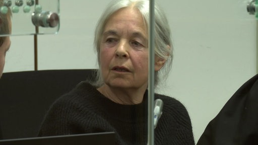Die RAF-Terroristin Daniela Klette hinter Sicherheitsglas im Gericht