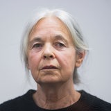 Daniela Klette mit ergrautem Haar sitzt als Angeklagte im Landgericht Verden.