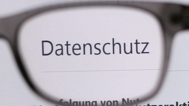 Brillenglas hebt das Wort "Datenschutz" in einem Browser hervor