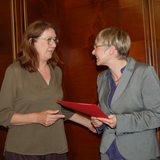 Bremens Finanzsenatorin Karoline Linnert übergibt Imke Sommer eine Ernennungsurkunde.
