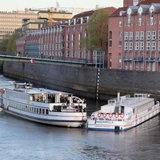 Zwei Schiffe auf der Weser, die sich berühren.