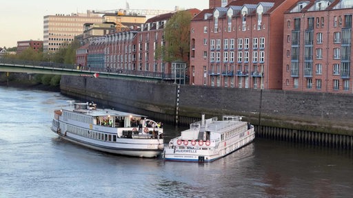 Zwei Schiffe auf der Weser, die sich berühren.