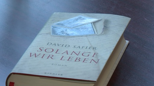 Das neue Buch von David Sanfiger liegt auf dem Tisch