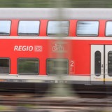 Eine Bahn fährt 