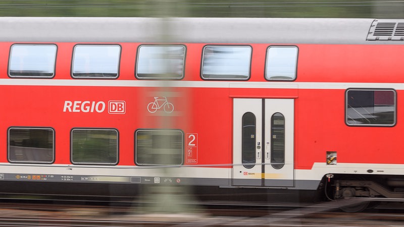 Eine Bahn fährt 