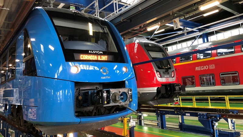 Moderne Wasserstoffzüge der Deutschen Bahn stehen in der Werkhalle