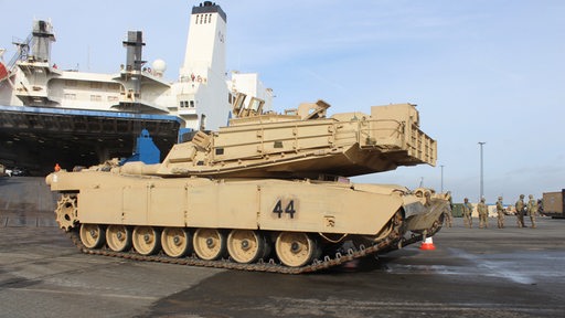 Ein Panzer fährt durch den Hafen.