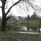 Die kleine Weser mit dem dahinterliegenden Deich.