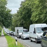 Auf einer Landstraße stauen sich zahlreiche Autos.