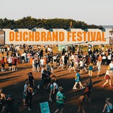 Zahlreiche Menschen stehen vor dem Eingang zum Deichbrand-Festival.