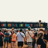 Eine Menschenmenge steht auf dem Festivalgelände.