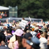 Auf einem Schild steht "Aus dem Weg, ich muss tanzen"