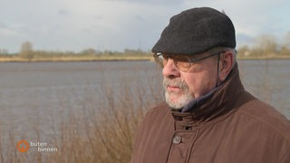 Deichhauptmann Michael Schirmer am Weserufer.