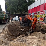 Ein Bagger reißt einen Bunker aus dem Zweiten Weltkrieg ab, der unter dem Delmemarkt in der Neustadt gefunden wurde.