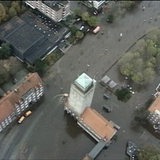 Wasser steht in einer Innenstadt mit einer Kirche und mehreren Häuserblocks
