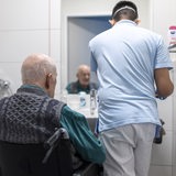 Körperpflege in einem Pflegeheim durch einen Pfleger (Symbolbild)
