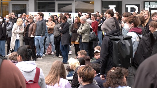 Menschen stehen während einer Demo vor der Hochschule Bremen