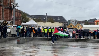 Demonstranten vor dem Bremer Hautpbahnhof