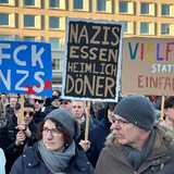 Demonstrierende in Bremerhaven halten Schilder hoch