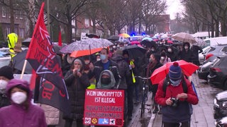 Demonstranten protestieren gegen die EInführung einer Impfpflicht.