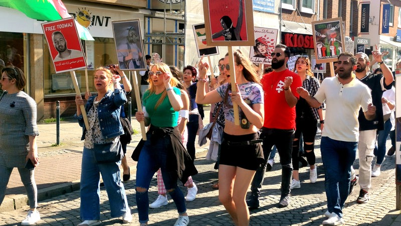 Menschen mit Fahnen in der Bremer Innenstadt