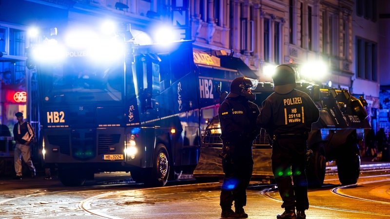 Einsatzkräfte der Polizei stehen in der Bremer Innenstadt.