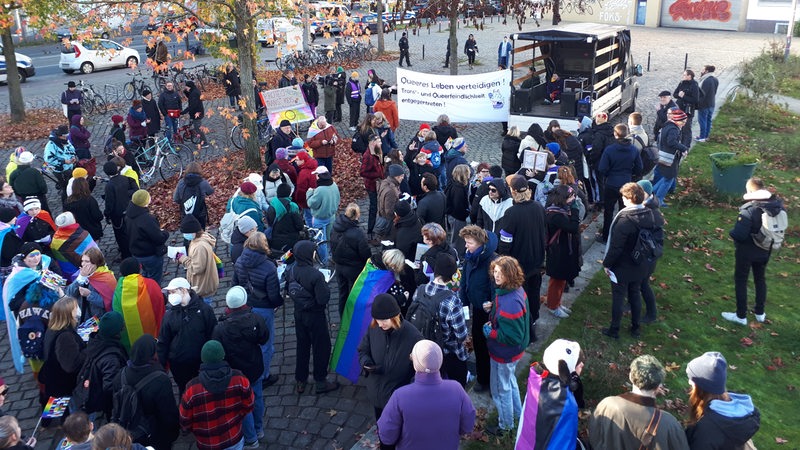 Demonstranten fordern in Bremen Akzeptanz für queere Menschen