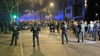 Polizei und Demonstranten auf einer Straße in Bremerhaven
