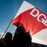 Eine DGB-Fahne bei einer Demo.