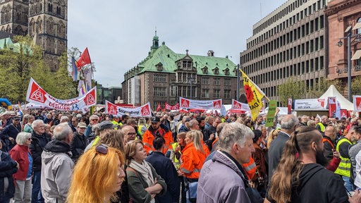 Eine Menschenmenge steht auf dem Domshof in der Bremer Innenstadt.
