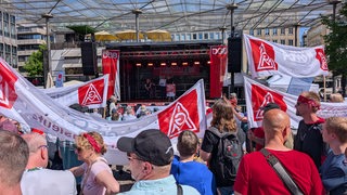 Demonstranten auf dem Domshof am 1. Mai.