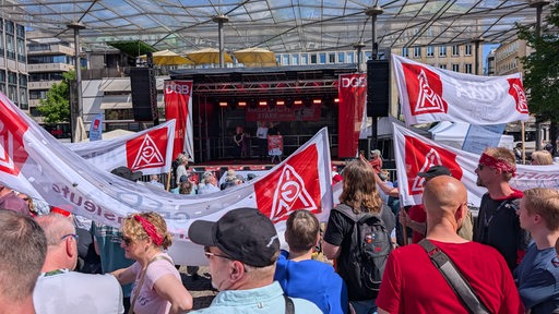 Demonstranten auf dem Domshof am 1. Mai.