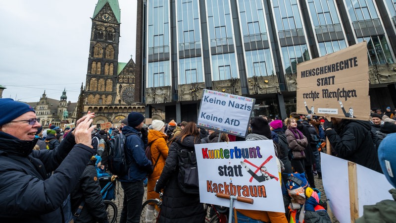 Demonstration gegen Rechts und die AfD in Bremen. Im Hintergrund der Dom und die Bürgerschaft.