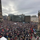 Tausende Menschen stehen auf dem Domshof vor dem Landtag in Bremen.