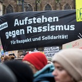 Laut gegen rechts Kundgebung auf dem Bremer Domshof. Transparent: Aufstehen gegen Rassismus.