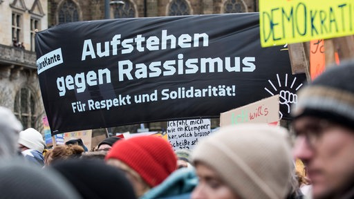 Laut gegen rechts Kundgebung auf dem Bremer Domshof. Transparent: Aufstehen gegen Rassismus.