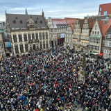 Menschenmassen auf dem Marktplatz. 